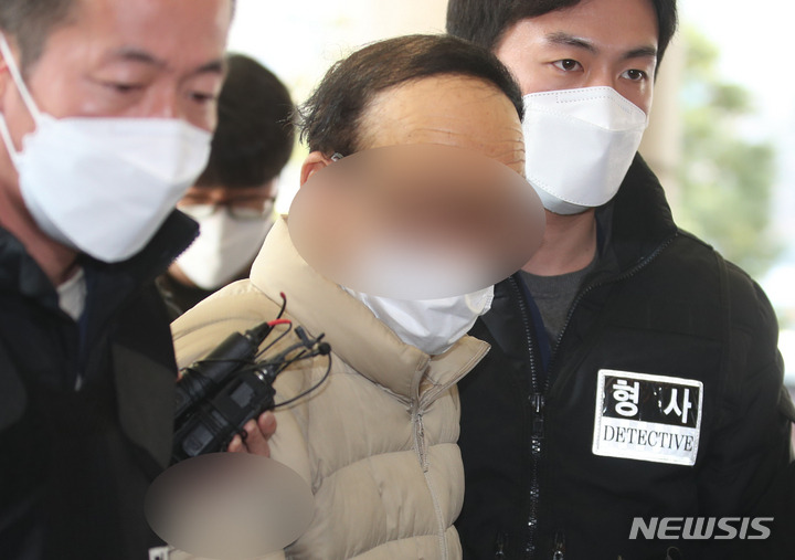 [서울=뉴시스] 김명원 기자 = 더불어민주당 송영길 대표에게 망치를 휘두른 유튜버 표모씨가 9일 서울 마포구 서울서부지법에서 열린 구속 전 피의자심문(영장실질심사)에 출석하고 있다. 2022.03.09. kmx1105@newsis.com