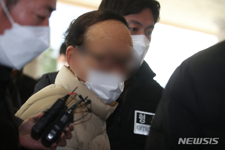 [서울=뉴시스] 김명원 기자 = 더불어민주당 송영길 대표에게 망치를 휘두른 유튜버 표모씨가 9일 서울 마포구 서울서부지법에서 열린 구속 전 피의자심문(영장실질심사)에 출석하고 있다. 2022.03.09. kmx1105@newsis.com