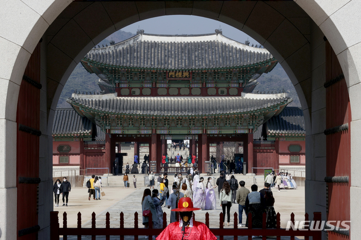 [서울=뉴시스] 김병문 기자 = 9일 오후 서울 종로구 경복궁을 찾은 시민들이 나들이를 즐기고 있다. 2022.03.09. dadazon@newsis.com