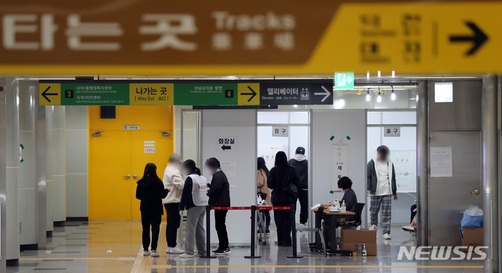 [부산=뉴시스] 하경민 기자 = 제20대 대통령선거일인 9일 부산 동래구 도시철도 3호선 사직역 대합실에 마련된 사직1동 제2투표소를 찾은 시민들이 소중한 한표를 행사하고 있다. 2022.03.09. yulnetphoto@newsis.com