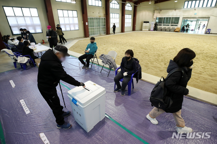 [성남=뉴시스] 조성우 기자 = 제20대 대통령선거일인 9일 오후 경기 성남종합운동장 실내씨름장에 마련된 성남동 제2투표소에서 유권자들이 투표하고 있다. 2022.03.09. xconfind@newsis.com