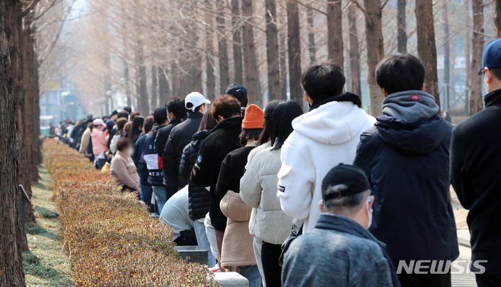 [부산=뉴시스] 하경민 기자 = 지난 9일 부산진구 송상현광장에 설치된 임시선별검사소를 찾은 시민들이 진단검사를 받기 위해 길게 줄을 선 채 차례를 기다리고 있다. 2022.03.09. yulnetphoto@newsis.com