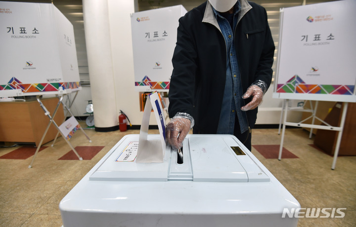 [대구=뉴시스] 이무열 기자 = 제20대 대통령선거일인 9일 오후 대구 동구 효목1동행정복지센터 사무실에 마련된 투표소에서 유권자들이 소중한 한 표를 행사하고 있다. 2022.03.09. lmy@newsis.com