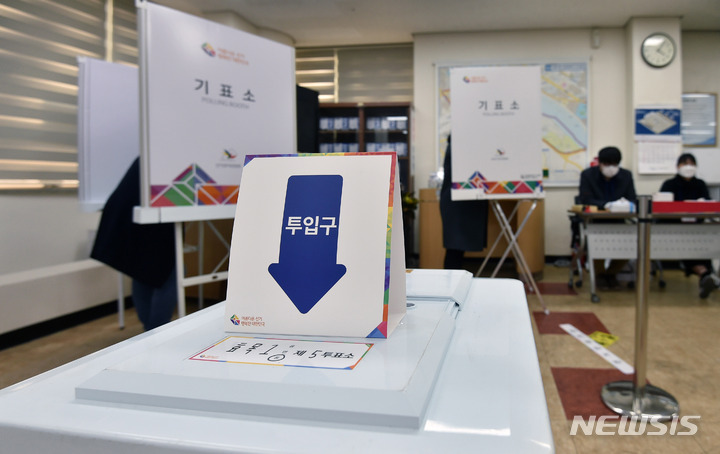 [대구=뉴시스] 이무열 기자 = 제20대 대통령선거일인 9일 오후 대구 동구 효목1동행정복지센터 사무실에 마련된 투표소에서 유권자들이 소중한 한 표를 행사하고 있다. 2022.03.09. lmy@newsis.com