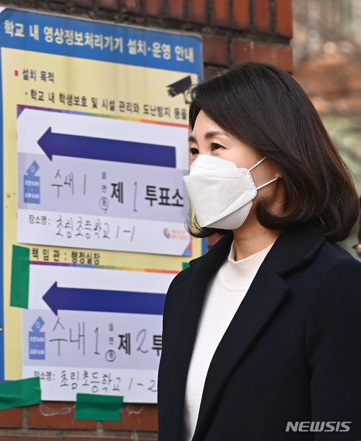 [성남=뉴시스] 김종택기자 = 이재명 더불어민주당 대선 후보의 부인 김혜경씨가 9일 오후 경기도 성남시 분당구 초림초등학교에 마련된 수내1동 제2투표소에서 투표하기 위해 이동하고 있다. 2022.03.09. jtk@newsis.com