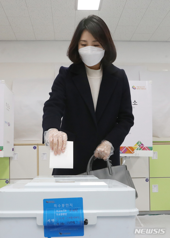 [성남=뉴시스] 김종택기자 = 이재명 더불어민주당 대선 후보의 부인 김혜경씨가 9일 오후 경기도 성남시 분당구 초림초등학교에 마련된 수내1동 제2투표소에서 투표를 하고 있다. 2022.03.09. jtk@newsis.com