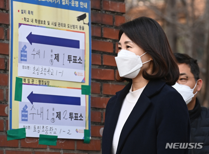 [성남=뉴시스] 김종택기자 = 이재명 더불어민주당 대선 후보의 부인 김혜경씨가 9일 오후 경기도 성남시 분당구 초림초등학교에 마련된 수내1동 제2투표소에서 투표하기 위해 이동하고 있다. 2022.03.09. jtk@newsis.com