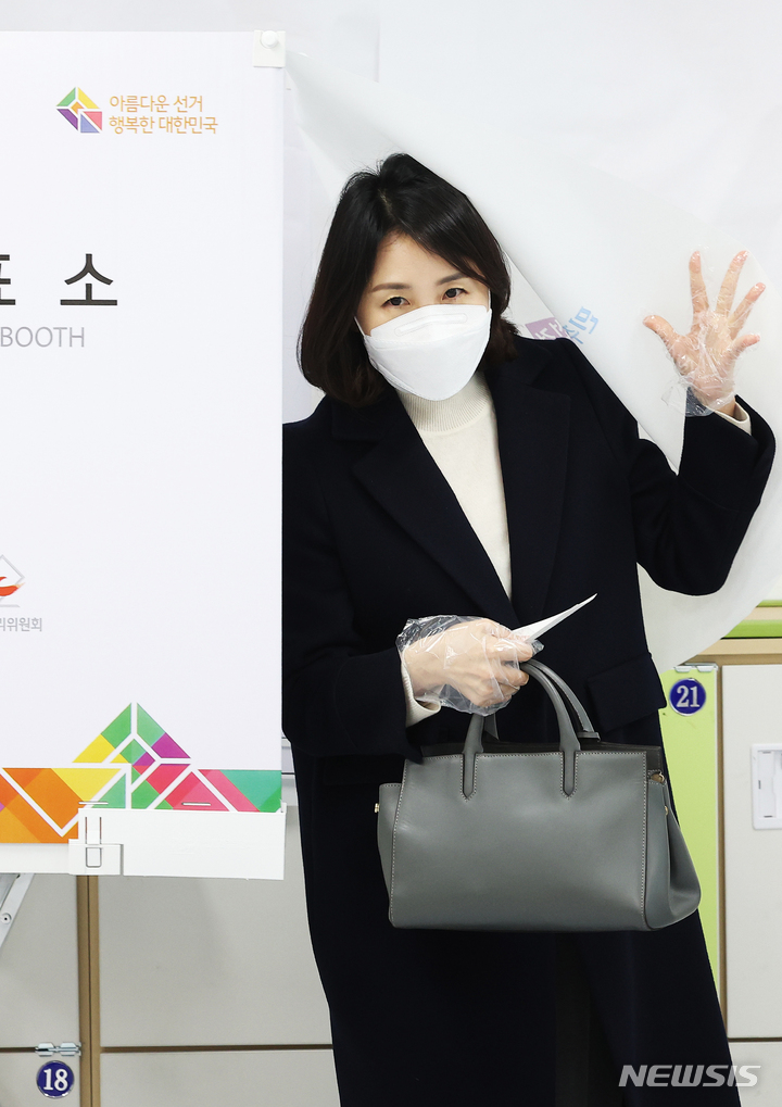 [성남=뉴시스] 김종택기자 = 이재명 더불어민주당 후보의 부인 김혜경씨가 9일 오후 경기도 성남시 분당구 초림초등학교에 마련된 수내1동 제2투표소에서 투표를 마치고 기표소를 나오고 있다. 2022.03.09. jtk@newsis.com