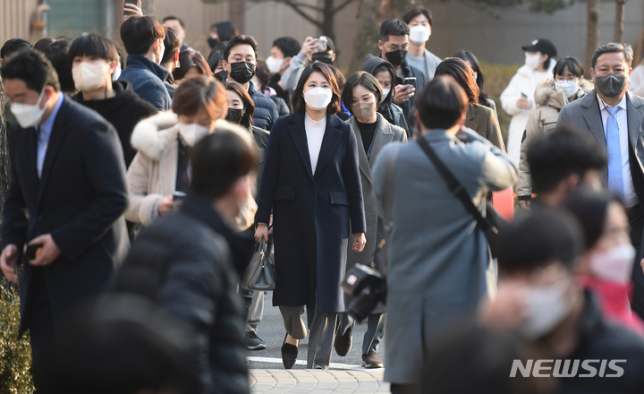 [성남=뉴시스] 김종택기자 = 이재명 더불어민주당 후보의 부인 김혜경씨가 9일 오후 경기도 성남시 분당구 초림초등학교에 마련된 수내1동 제2투표소에서 투표를 마치고 자택으로 이동하고 있다. 2022.03.09. jtk@newsis.com