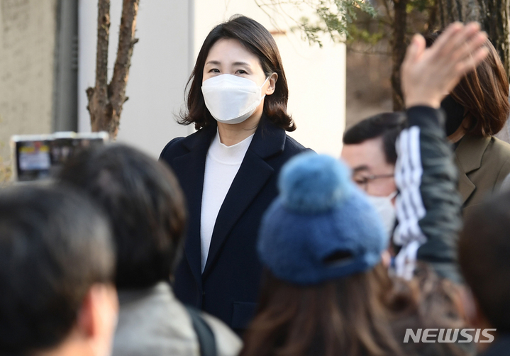 [성남=뉴시스] 김종택기자 = 이재명 더불어민주당 후보의 부인 김혜경씨가 9일 오후 경기도 성남시 분당구 초림초등학교에 마련된 수내1동 제2투표소에서 투표를 마친 뒤 자택으로 이동하며 지지자를 바라보고 있다. 2022.03.09. jtk@newsis.com