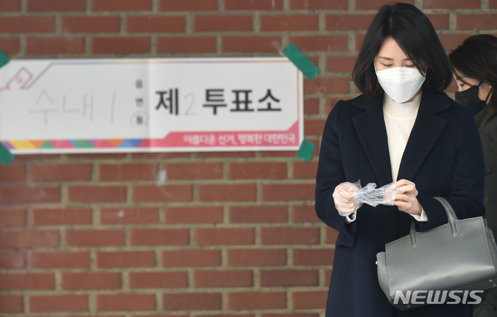 [성남=뉴시스] 김종택기자 = 이재명 더불어민주당 후보의 부인 김혜경씨가 9일 오후 경기도 성남시 분당구 초림초등학교에 마련된 수내1동 제2투표소에서 투표를 마치고 나오고 있다. 2022.03.09. jtk@newsis.com