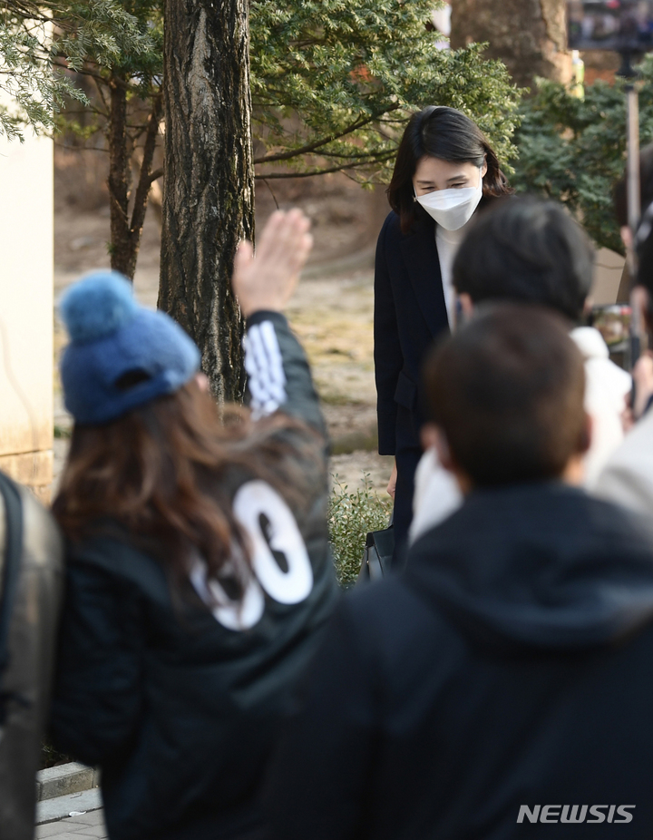 [성남=뉴시스] 김종택기자 = 이재명 더불어민주당 후보의 부인 김혜경씨가 9일 오후 경기도 성남시 분당구 초림초등학교에 마련된 수내1동 제2투표소에서 투표를 마친 뒤 자택으로 이동하며 지지자들에게 인사하고 있다. 2022.03.09. jtk@newsis.com