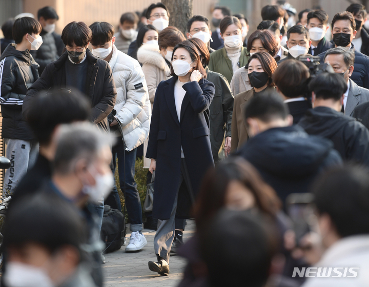 [성남=뉴시스] 김종택기자 = 이재명 더불어민주당 후보의 부인 김혜경씨가 9일 오후 경기도 성남시 분당구 초림초등학교에 마련된 수내1동 제2투표소에서 투표를 마친 뒤 자택으로 이동하고 있다. 2022.03.09. jtk@newsis.com