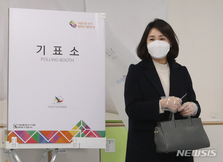 [성남=뉴시스] 김종택기자 = 이재명 더불어민주당 후보의 부인 김혜경씨가 9일 오후 경기도 성남시 분당구 초림초등학교에 마련된 수내1동 제2투표소에서 투표를 마치고 기표소를 나오고 있다. 2022.03.09. jtk@newsis.com