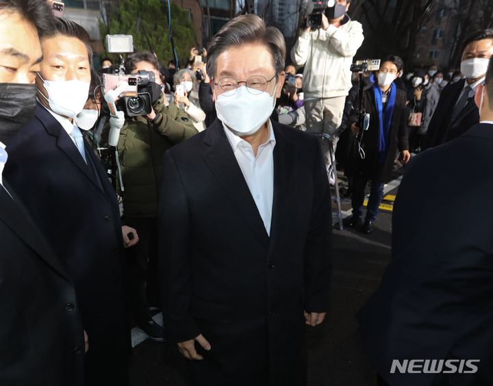 [성남=뉴시스] 김종택기자 = 이재명 더불어민주당 후보가 9일 오후 경기도 성남시 분당구 수내동 자택에 도착해 이동하고 있다. 2022.03.09. jtk@newsis.com