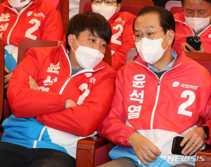 [서울=뉴시스] 김선웅 기자 = 이준석 국민의힘 대표와 권영세 선거대책본부장이 20대 대통령선거일인 9일 오후 서울 여의도 국회에 마련된 국민의힘 개표상황실에서 대화하고 있다. (공동취재사진) 2022.03.07. photo@newsis.com