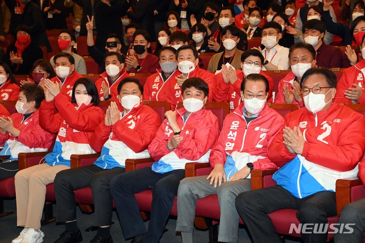 [서울=뉴시스] 전신 기자 = 이준석 국민의힘 대표, 권영세 선대본부장 등이 9일 서울 여의도 국회 도서관에 마련된 제20대 대선 개표상황실에서 출구조사 결과 발표에 박수치고 있다. 2022.03.09. photo1006@newsis.com