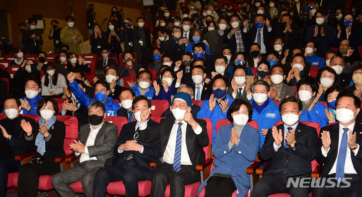 [서울=뉴시스] 김선웅 기자 = 제20대 대통령 선거일인 9일 오후 서울 여의도 국회 의원회관 대회의실에 마련된 더불어민주당 개표 상황실에서 더불어민주당 지도부들이 출구조사 결과를 지켜보고 있다. (공동취재사진) 2022.03.07. photo@newsis.com