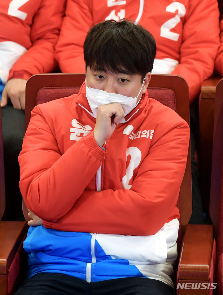 [서울=뉴시스] 전신 기자 = 이준석 국민의힘 대표와 권영세 선대본부장이 9일 서울 여의도 국회 도서관에 마련된 제20대 대선 개표상황실에서 출구조사 결과 발표를 기다리고 있다. (공동취재사진) 2022.03.09. photo@newsis.com