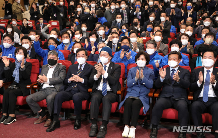 [서울=뉴시스] 최동준 기자 = 더불어민주당 이낙연 총괄선대위원장, 송영길 상임선대위원장 등 당 관계자들이 20대 대통령선거일인 9일 오후 서울 여의도 국회 의원회관에 마련된 개표상황실에서 출구조사 결과 방송을 지켜보고 있다. (공동취재사진) 2022.03.09. photo@newsis.com