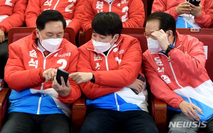 [서울=뉴시스] 전신 기자 = 이준석 국민의힘 대표와 권영세 선대본부장, 김기현 원내대표가 9일 서울 여의도 국회 도서관에 마련된 제20대 대선 개표상황실에서 출구조사 결과 발표 전 대화하고 있다. (공동취재사진) 2022.03.09. photo@newsis.com