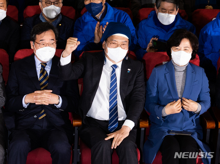 [서울=뉴시스] 김선웅 기자 = 제 20대 대통령 선거 투표가 마감된 9일 오후 서울 여의도 국회 의원회관에서 더불어민주당 송영길 대표를 비롯한 지도부가 출구조사 결과를 보고 기뻐하고 있다. (공동취재사진) 2022.03.07. photo@newsis.com