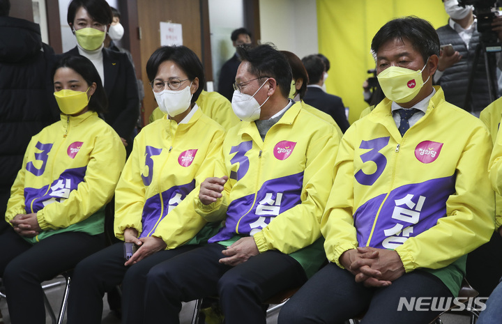 [서울=뉴시스] 최진석 기자 = 여영국(오른쪽) 정의당 당대표와 당직자들이 9일 서울 여의도 중앙 당사에서 제20대 대선 출구 조사 발표를 지켜보고 있다. (공동취재사진) 2022.03.09. photo@newsis.com