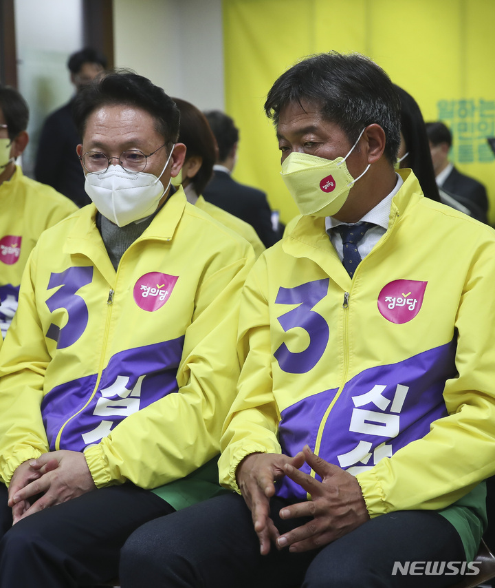 [서울=뉴시스] 최진석 기자 = 여영국(오른쪽) 정의당 당대표와 당직자들이 9일 서울 여의도 중앙 당사에서 제20대 대선 출구 조사 발표를 지켜보고 있다. (공동취재사진) 2022.03.09. photo@newsis.com