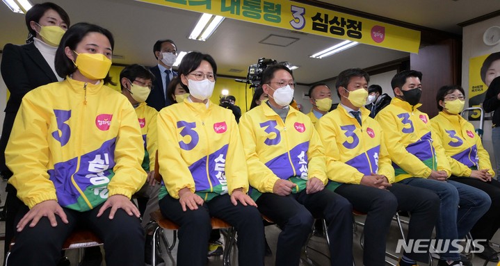 [서울=뉴시스] 최진석 기자 = 여영국(왼쪽에서 네 번째) 정의당 당대표와 당직자들이 9일 서울 여의도 중앙 당사에서 제20대 대선 출구 조사 발표를 지켜보고 있다. (공동취재사진) 2022.03.09. photo@newsis.com