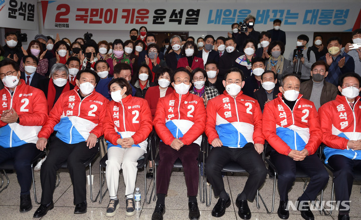 [대구=뉴시스] 이무열 기자 = 제20대 대통령선거일인 9일 오후 대구 수성구 국민의힘 대구시당 마련된 개표상황실에서 선대위 관계자 및 당직자들이 출구조사 결과를 지켜보고 있다. 2022.03.09. lmy@newsis.com