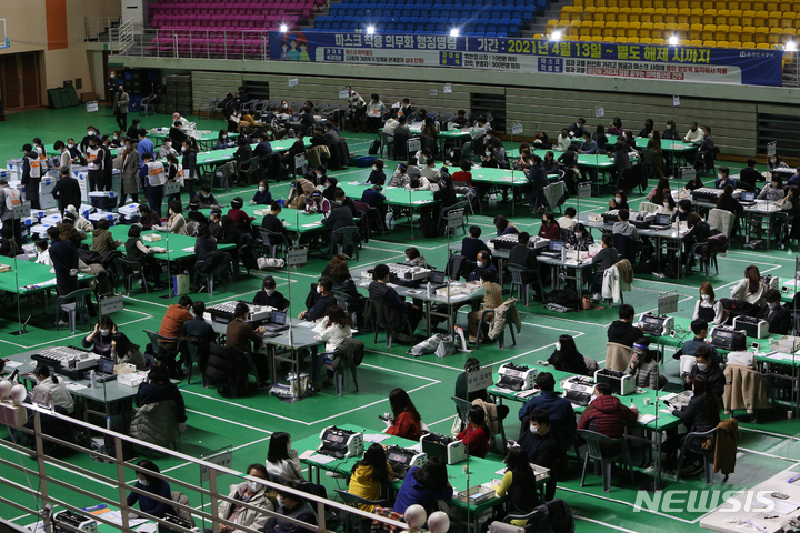 [춘천=뉴시스] 김경목 기자 = 9일 오후 강원 춘천시 호반체육관에서 제20대 대통령선거 개표가 진행되고 있다. 2022.03.09. photo31@newsis.com