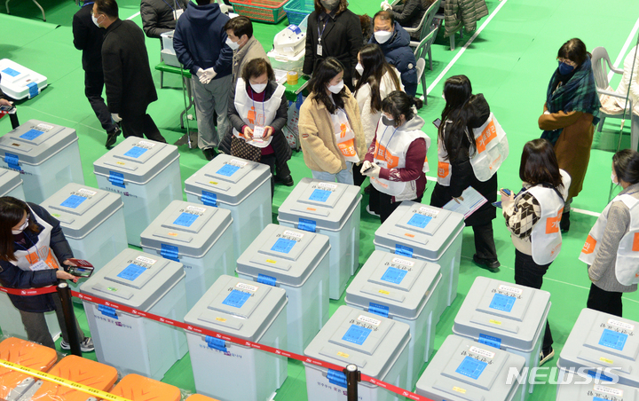 [전주=뉴시스] 김얼 기자 = 제20대 대통령선거 투표일인 9일 전북 전주시 화산체육관에 마련된 개표소에서 개표참관인이 투표함 이상 유·무를 확인하고 있다. 2022.03.09. pmkeul@nwsis.com