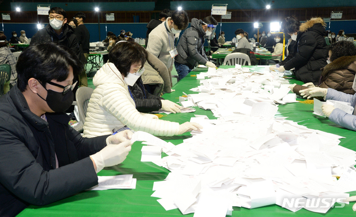 [전주=뉴시스] 김얼 기자 = 제20대 대통령선거 투표일인 9일 전북 전주시 화산체육관에 마련된 개표소에서 투표사무원들이 개표작업을 하고 있다. 2022.03.09. pmkeul@nwsis.com
