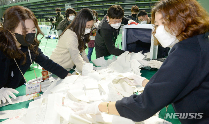 [울산=뉴시스] 배병수 기자 = 제20대 대통령선거일인 9일 오후 울산 남구 문수체육관에 마련된 개표소에서 개표작업이 진행되고 있다. 2022.03.09. bbs@newsis.com