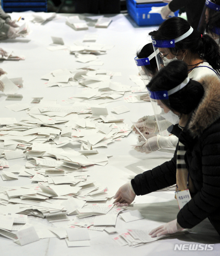 [광주=뉴시스] 이영주 기자 = 제20대 대통령선거가 종료된 지난 9일 오후 광주 북구 용봉동 전남대학교 체육관에서 개표가 진행되고 있다. 2022.03.09. leeyj2578@newsis.com