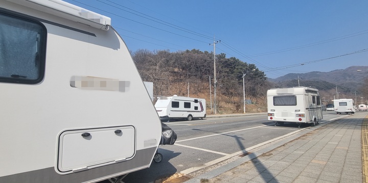 [청주=뉴시스] 안성수 기자 = 10일 오전 충북 청주시 상당구 명암동 청주동물원 앞 도로 무료주차장에 캠핑용 카라반이 장기간 주차돼 있다. 2022.03.10. hugahn@newsis.com