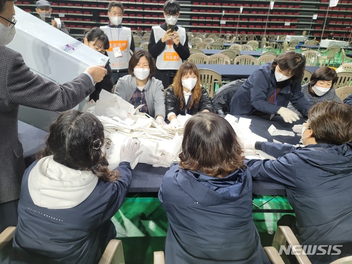 [인천=뉴시스] 함상환 기자 = 인천선거관리위원회 관계자들이 10일 오전 인천 부평구 삼산체육관에서 '부정선거 논란'이 불거진 '산곡2동 제4투표소 투표함'을 개표하고 있다. 2022.03.10. hsh3355@newsis.com