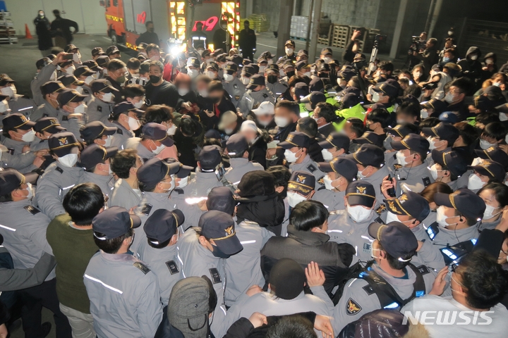 [인천=뉴시스] 김동영 기자 = 제20대 대통령 선거 투표가 종료된 10일 새벽 인천 부평구 삼산월드체육관 주차장에서 경찰이 유튜브 채널 '가로세로연구소(가세연)'측 및 일부 인천시민들과 투표함 이송을 두고 대치하던 중 강제로 투표함을 빼앗아 개표소를 향해 달리고 있다. 2022.03.10. dy0121@newsis.com 