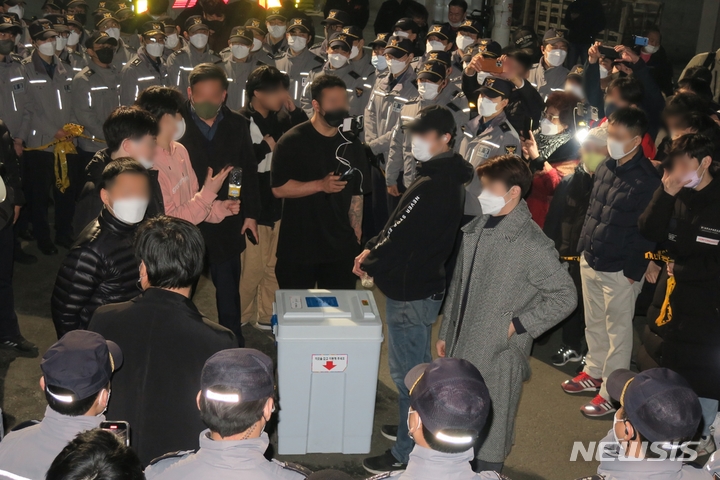 [인천=뉴시스] 김동영 기자 = 제20대 대통령 선거 투표가 종료된 10일 새벽 인천 부평구 삼산월드체육관 주차장에서 유튜브 채널 '가로세로연구소(가세연)'측과 일부 인천 시민들이 투표함 이송에 대한 문제를 제기하며, 경찰과 대치하고 있다. 2022.03.10. dy0121@newsis.com 