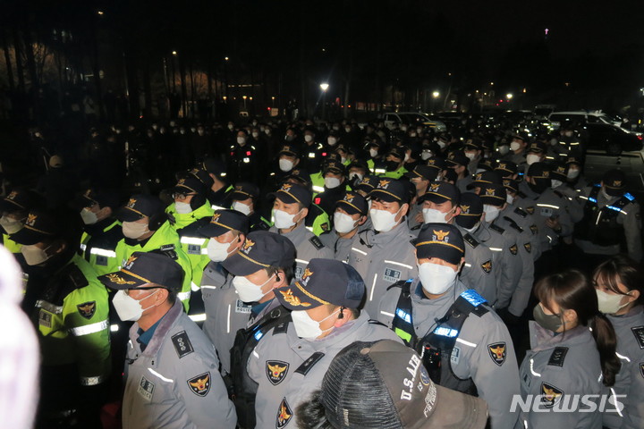 [인천=뉴시스] 김동영 기자 = 제20대 대통령 선거 투표가 종료된 10일 새벽 인천 부평구 삼산월드체육관 주차장에서 유튜브 채널 '가로세로연구소(가세연)'측과 일부 인천 시민들이 투표함 이송에 대한 문제를 제기하며, 경찰과 대치하고 있다. 2022.03.10. dy0121@newsis.com 