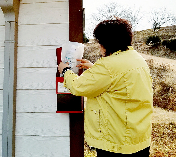 [서울=뉴시스] 재택치료 환자가 있는 집 앞에 약을 배달하는 모습. (사진=뉴시스 DB). photo@newsis.com *재판매 및 DB 금지