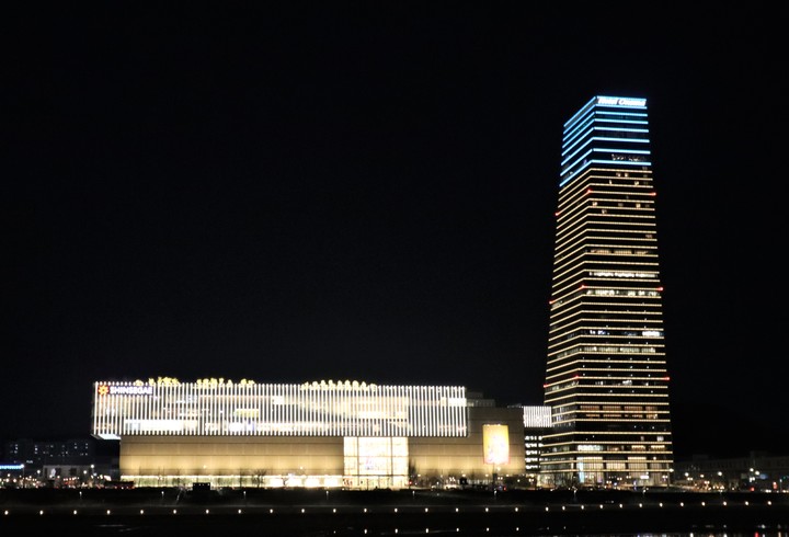 [대전=뉴시스] 대전신세계 Art & Science의 야간 경관. *재판매 및 DB 금지