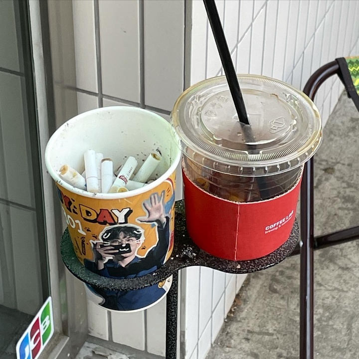 [서울=뉴시스]권정열 생일축하용 종이컵이 재떨이로 활용되고 있는 모습. 2022.03.10. (사진=트위터 @10thing_about_you 캡처) photo@newsis.com*재판매 및 DB 금지 *재판매 및 DB 금지