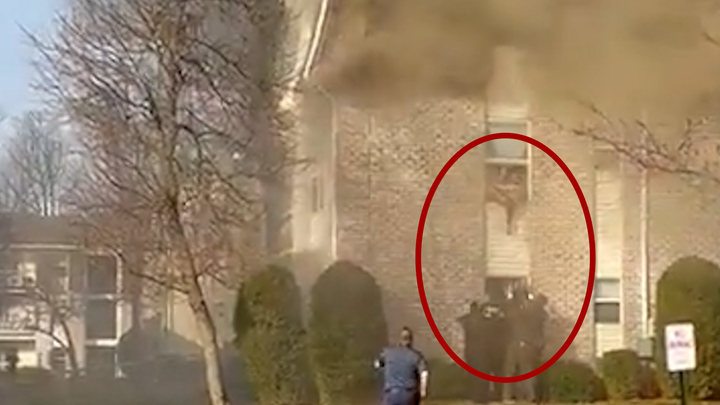 7일 미 뉴저지주 아파트단지에서 화재가 발생 아버지가 3살 아들을 창밖으로 던져 무사히 구조했다. 출처: twitter SoBrunswickPD *재판매 및 DB 금지