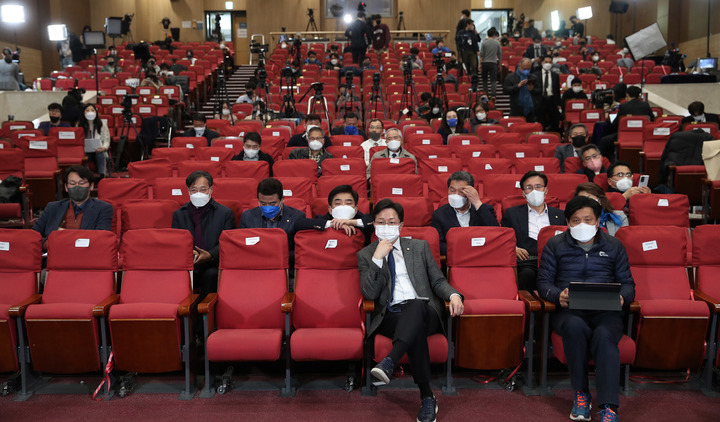 [서울=뉴시스] 전신 기자 = 10일 새벽 서울 여의도 국회 의원회관에 마련된 더불어민주당 개표 상황실에서 개표 방송을 지켜보던 의원과 당직자들이 이재명 후보와 윤석열 국민의힘 후보의 득표율이 역전되자 침통한 표정을 짓고 있다. (공동취재사진) 2022.03.10. photo@newsis.com