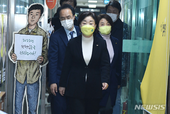 [서울=뉴시스] 최동준 기자 = 심상정 정의당 대선 후보가 10일 서울 여의도 중앙당사에 마련된 개표상황실에 입장하고 있다. (공동취재사진) 2022.03.10. photo@newsis.com