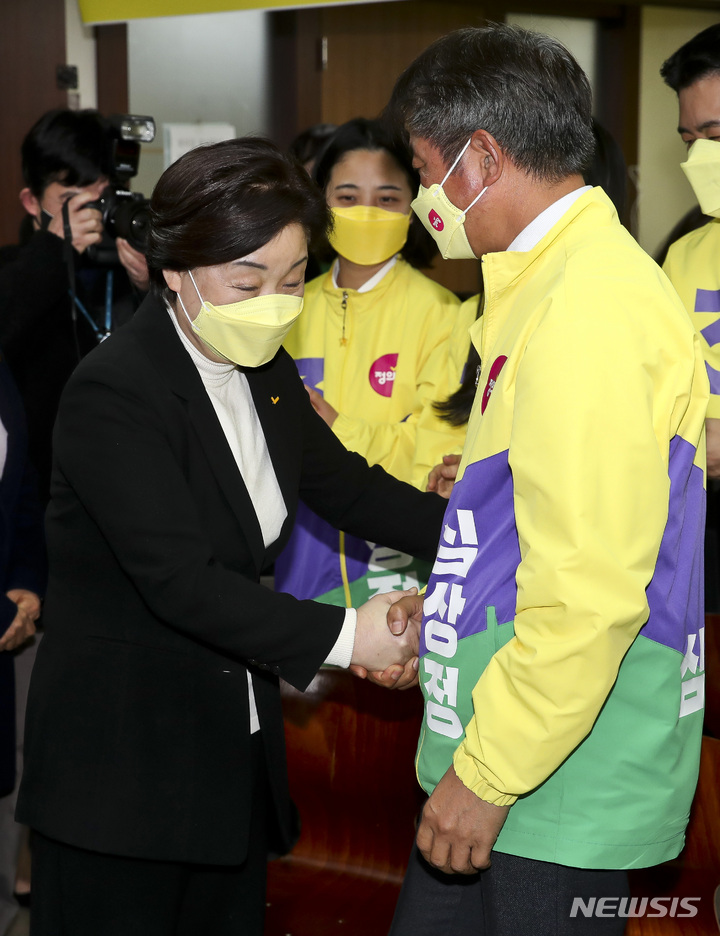 [서울=뉴시스] 최동준 기자 = 심상정 정의당 대선 후보가 10일 서울 영등포구 정의당 당사에 마련된 개표 상황실을 찾아 여영국 대표와 악수하고 있다. (공동취재사진) 2022.03.10. photo@newsis.com