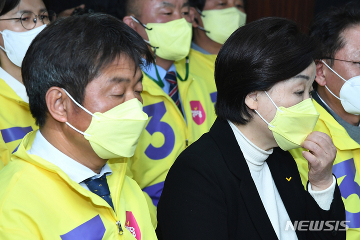 [서울=뉴시스] 최동준 기자 = 심상정 정의당 대선 후보가 10일 서울 여의도 중앙당사에 마련된 개표상황실에서 마스크를 만지고 있다. 왼쪽은 여영국 당대표. (공동취재사진) 2022.03.10. photo@newsis.com