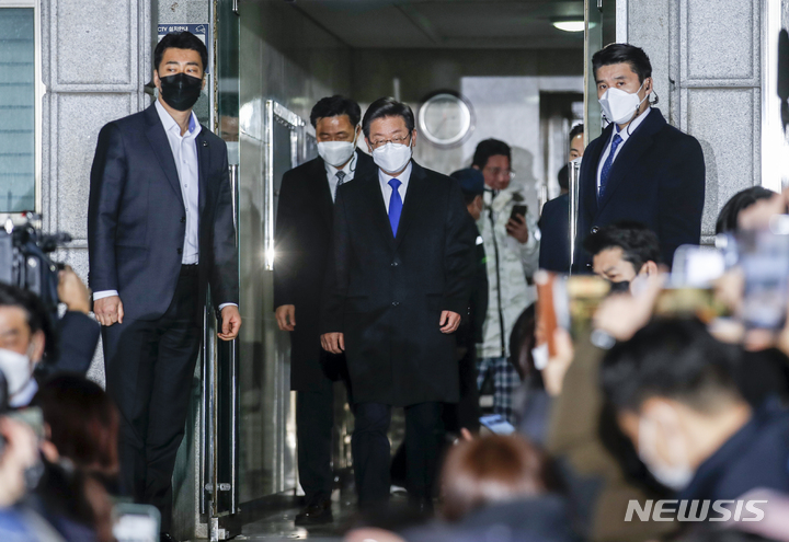 [성남=뉴시스] 정병혁 기자 = 이재명 더불어민주당 후보가 10일 오전 경기 성남시 분당구에 위치한 자택을 나서고 있다. 2022.03.10. jhope@newsis.com