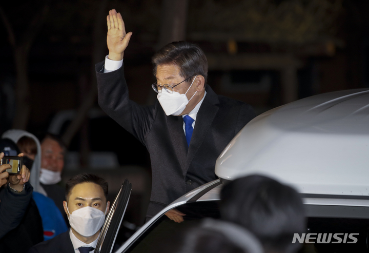 [성남=뉴시스] 정병혁 기자 = 이재명 더불어민주당 후보가 10일 오전 경기 성남시 분당구에 위치한 자택을 나서고 있다. 2022.03.10. jhope@newsis.com